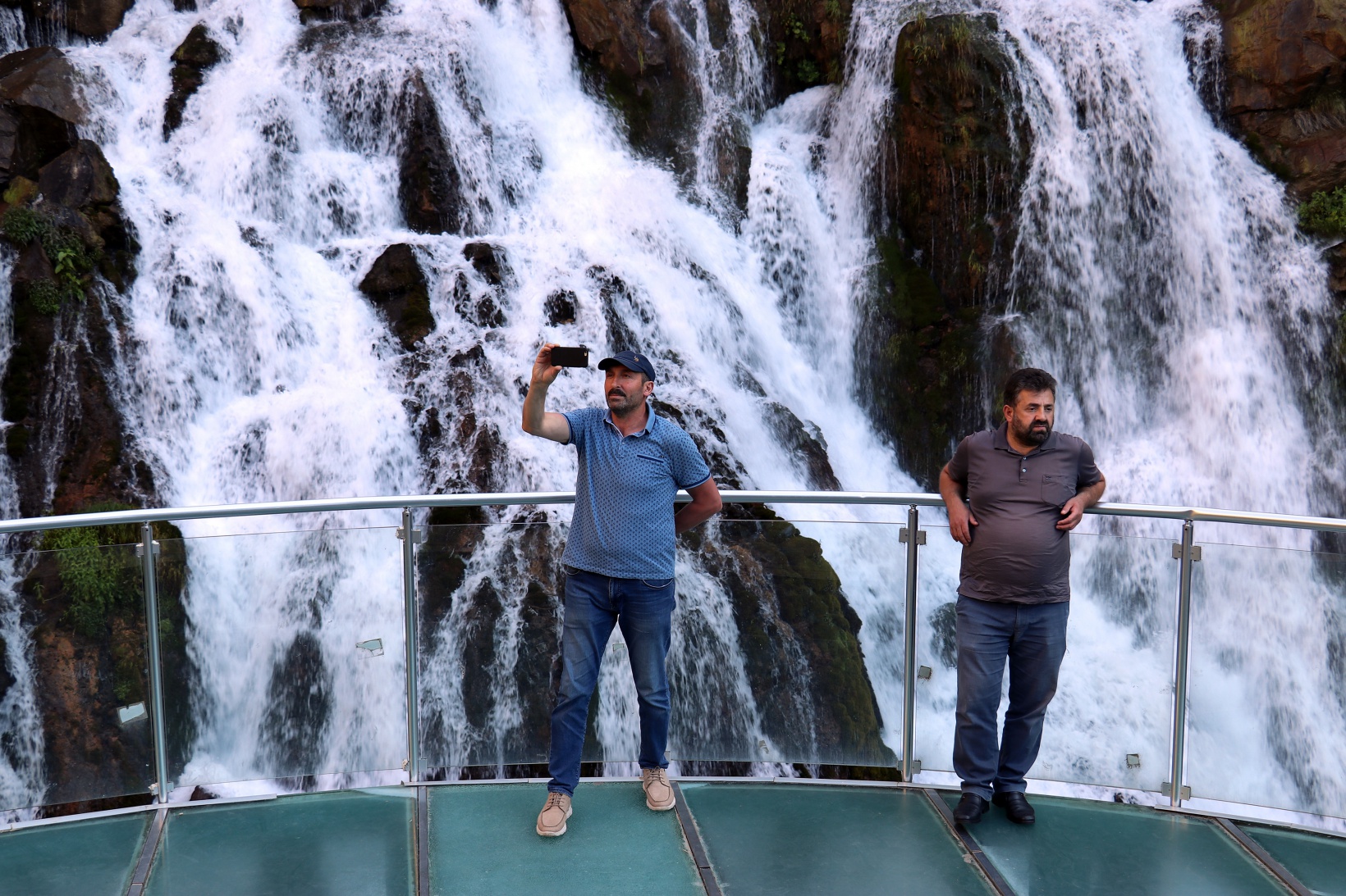 Sıcaktan kaçan soluğu Tomara Şelalesinde alıyor 1