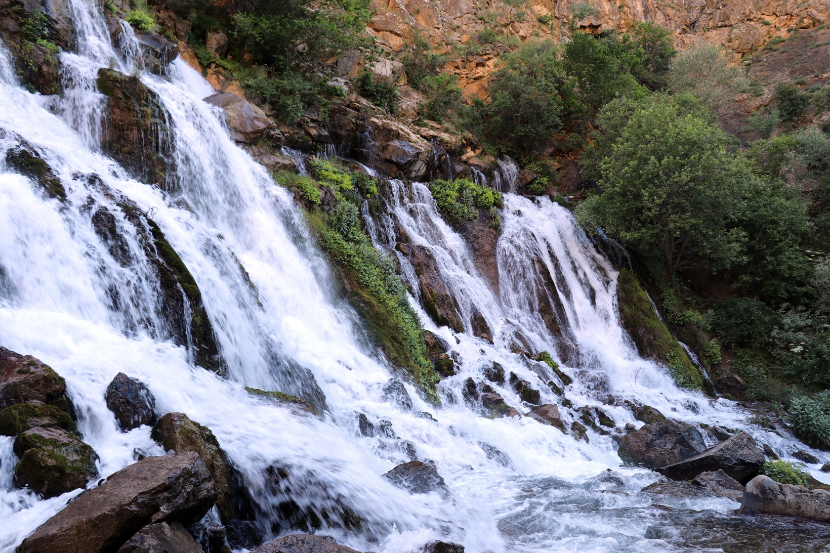 Sıcaktan kaçan soluğu Tomara Şelalesinde alıyor 3