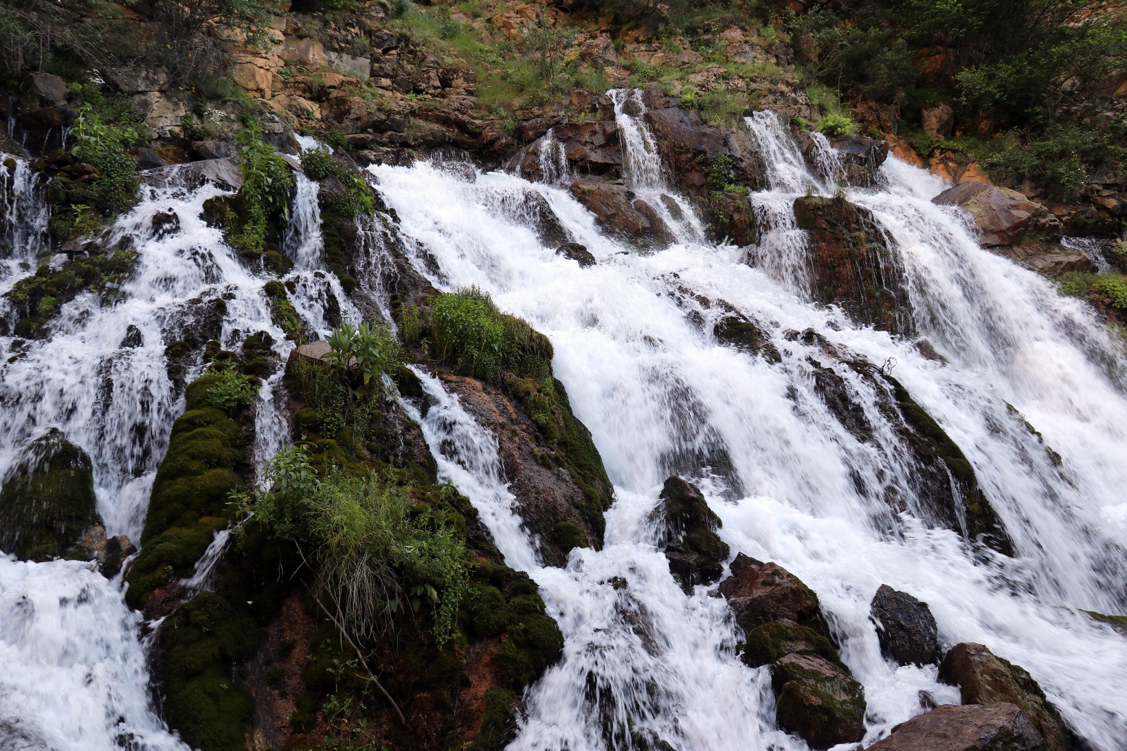 Sıcaktan kaçan soluğu Tomara Şelalesinde alıyor 10