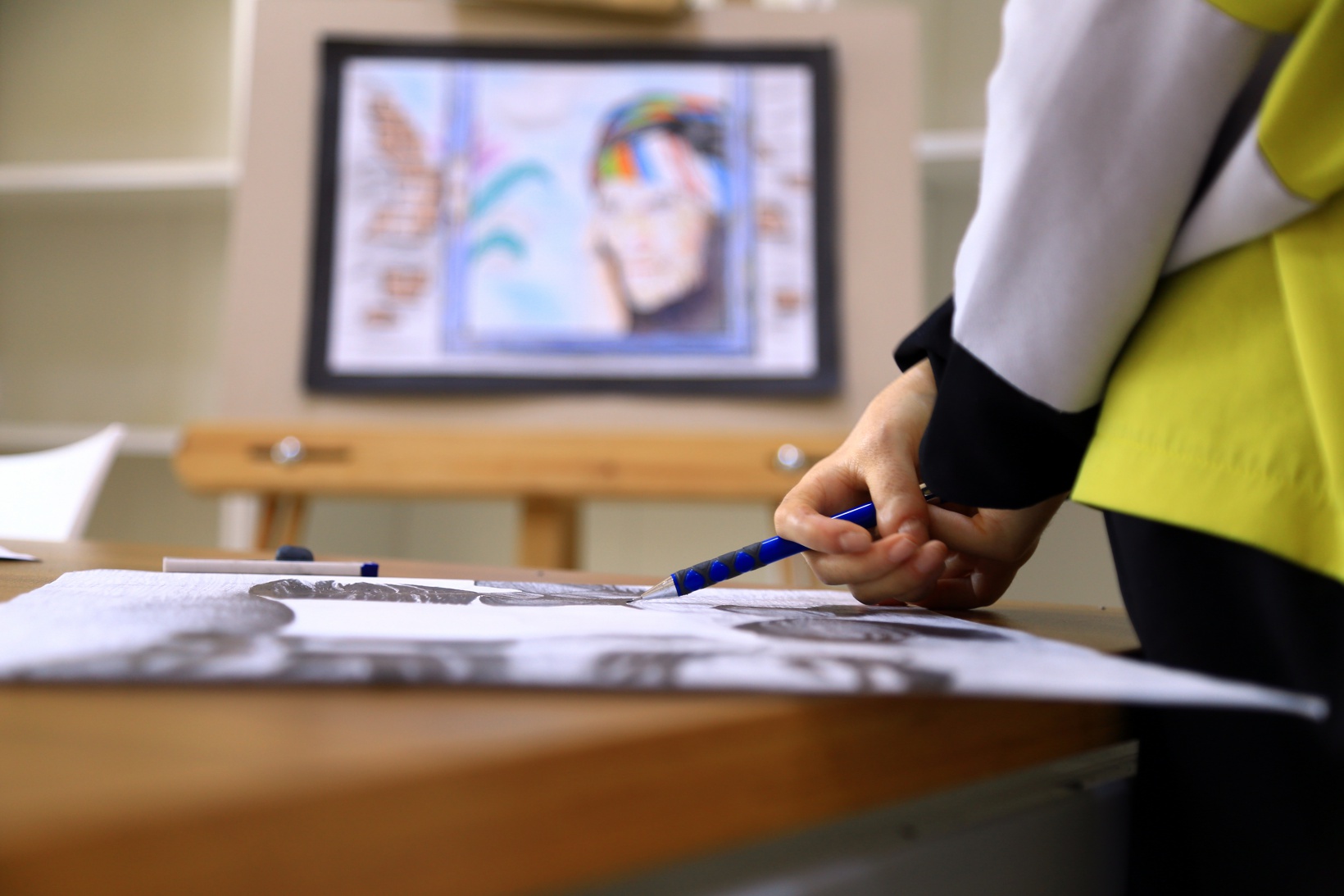 Kalem tutmakta zorlanırken şimdi resim sergileri açıyor 9