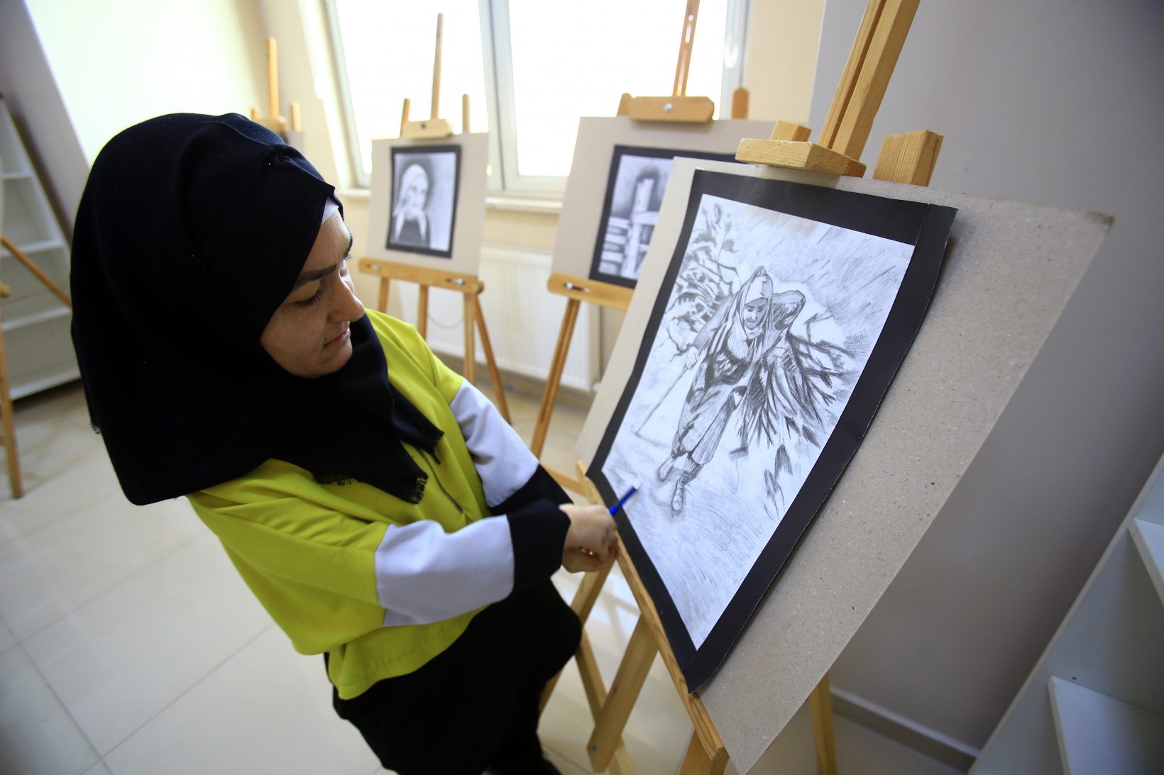 Kalem tutmakta zorlanırken şimdi resim sergileri açıyor 10