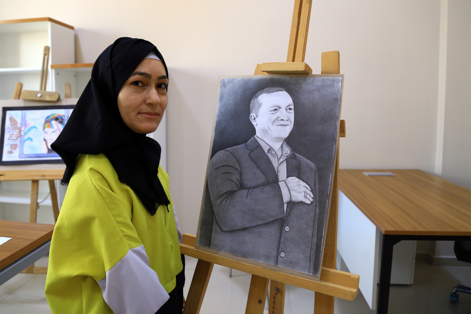 Kalem tutmakta zorlanırken şimdi resim sergileri açıyor 4