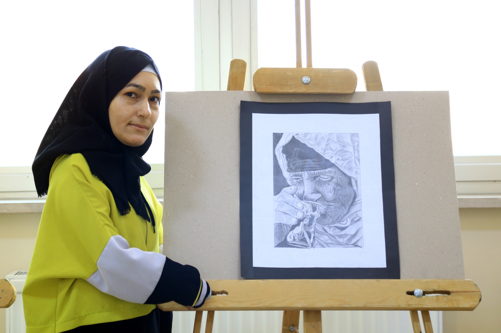 Kalem tutmakta zorlanırken şimdi resim sergileri açıyor 1