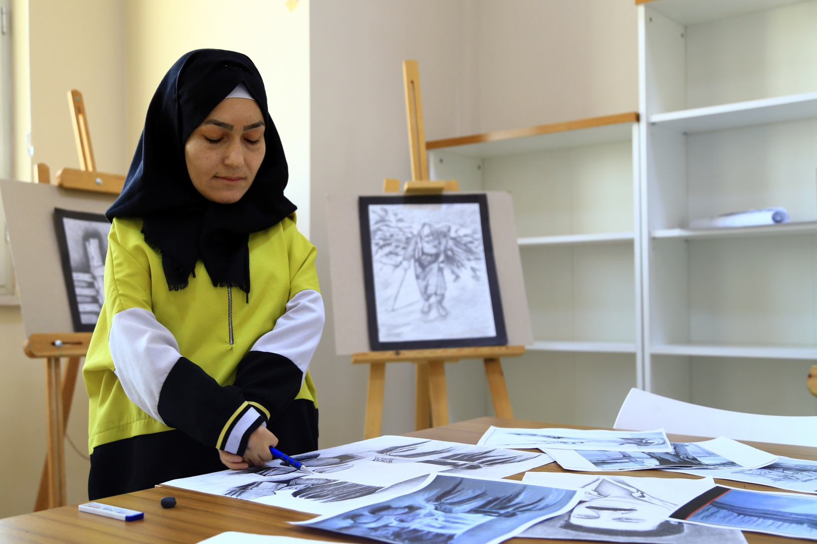 Kalem tutmakta zorlanırken şimdi resim sergileri açıyor 12