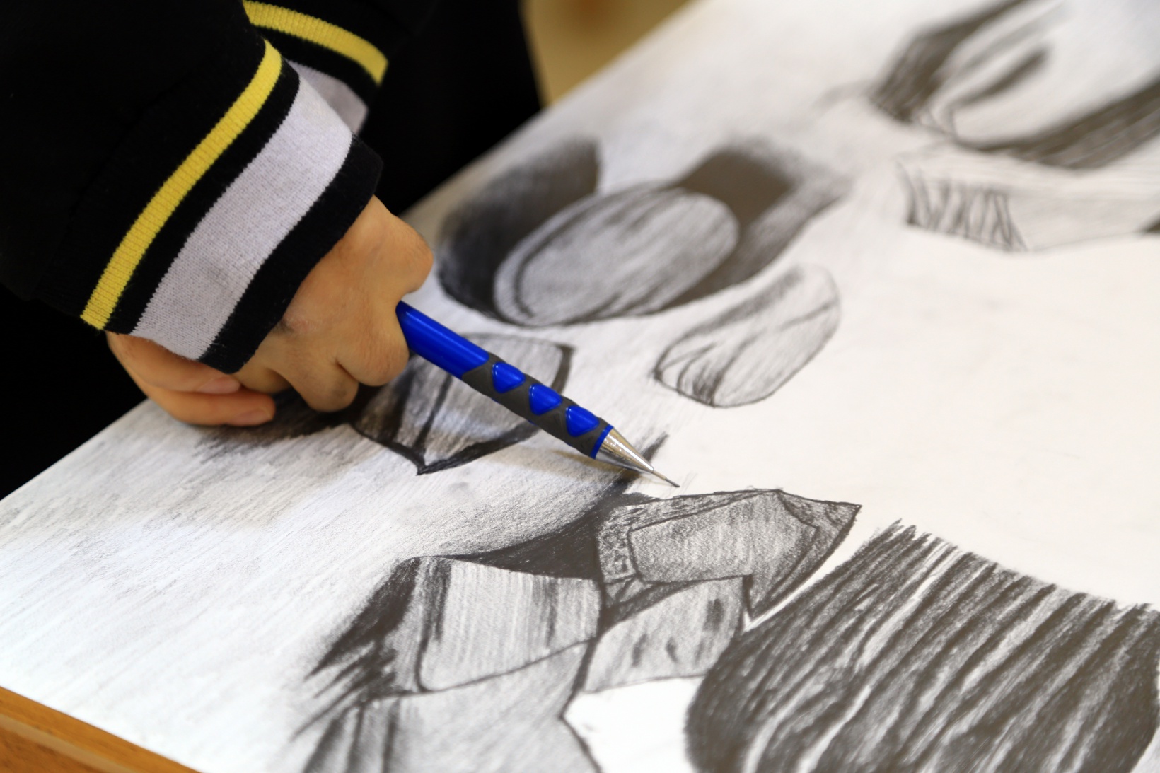 Kalem tutmakta zorlanırken şimdi resim sergileri açıyor 3