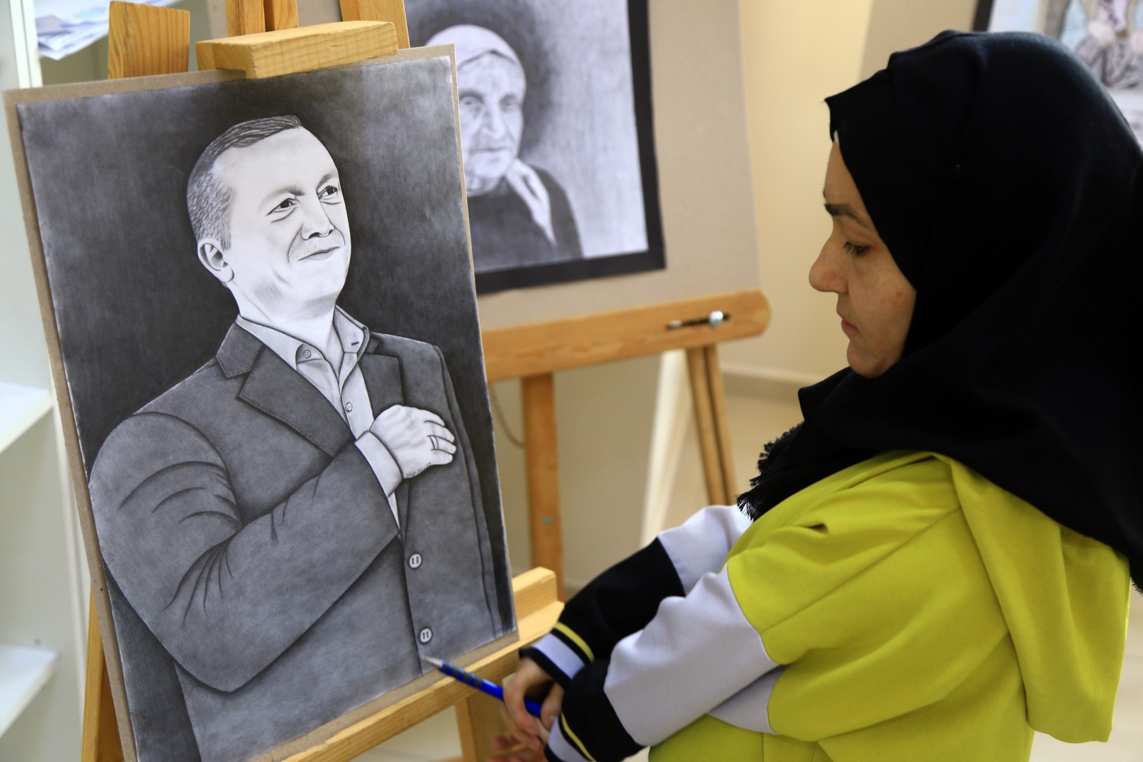 Kalem tutmakta zorlanırken şimdi resim sergileri açıyor 5