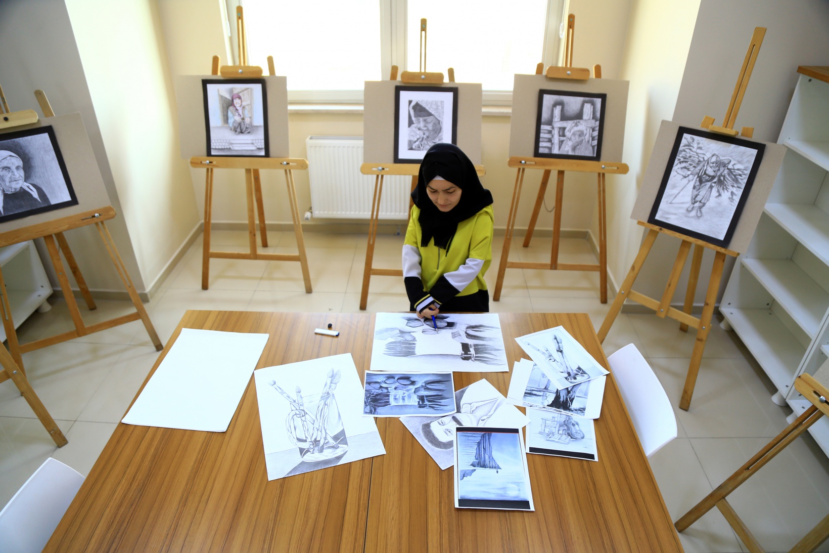 Kalem tutmakta zorlanırken şimdi resim sergileri açıyor 2