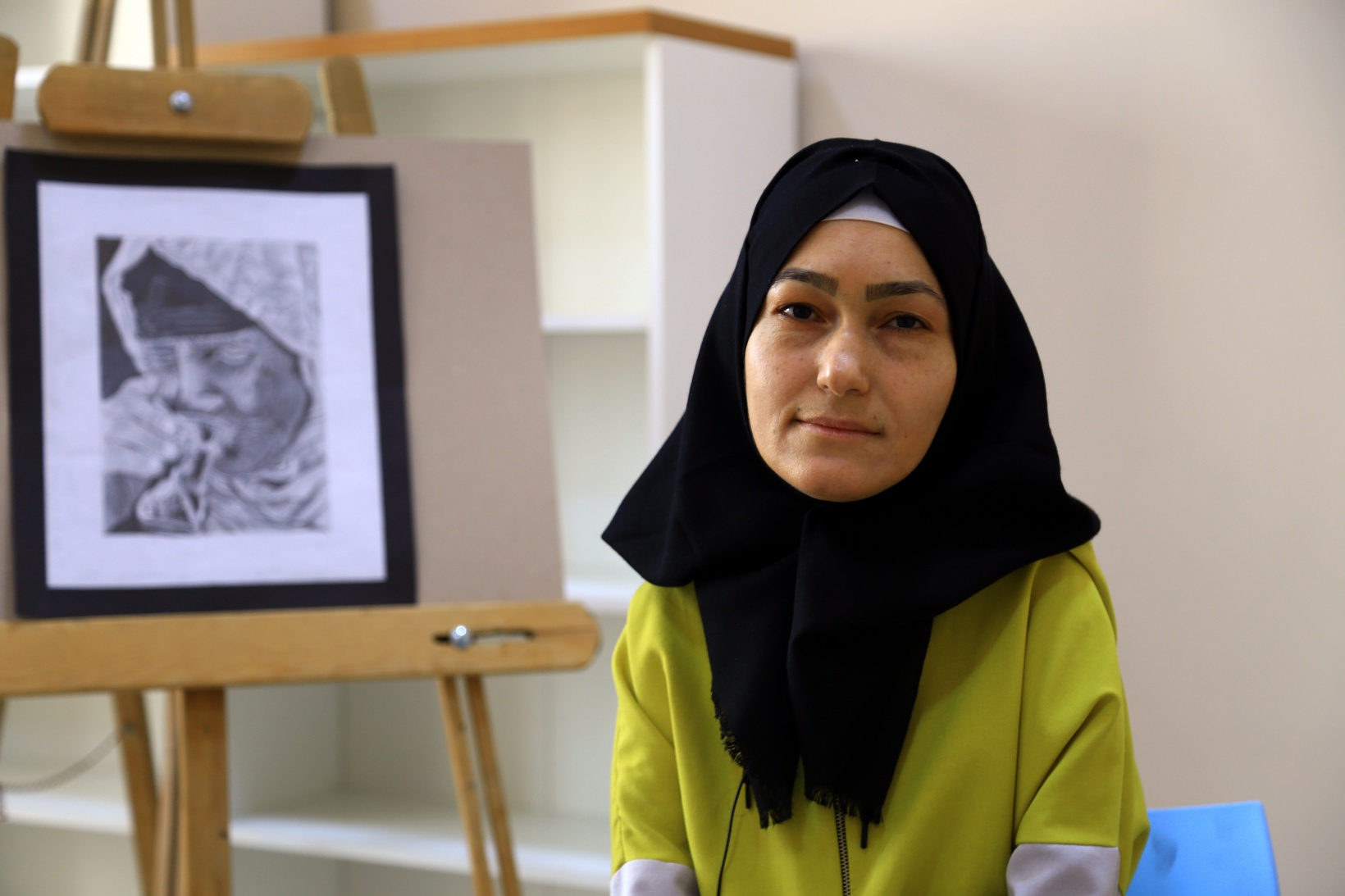 Kalem tutmakta zorlanırken şimdi resim sergileri açıyor 6