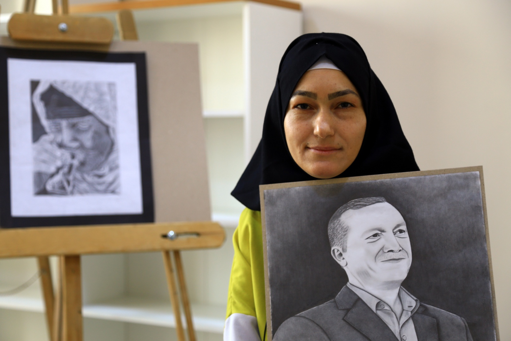 Kalem tutmakta zorlanırken şimdi resim sergileri açıyor 11