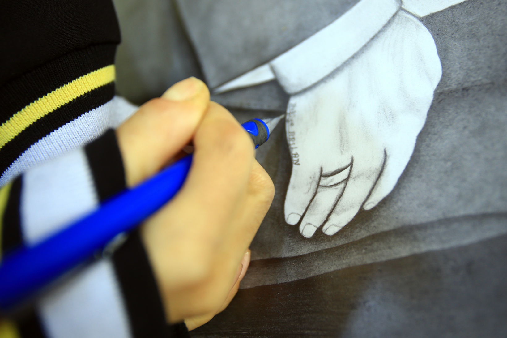 Kalem tutmakta zorlanırken şimdi resim sergileri açıyor 8