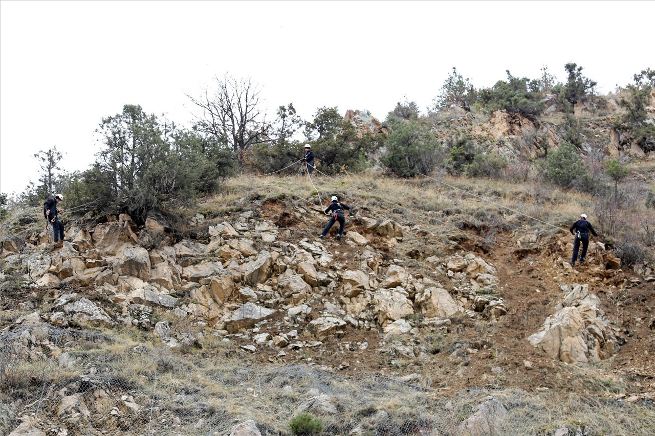 Transit yolda kaya temizliği başladı 4