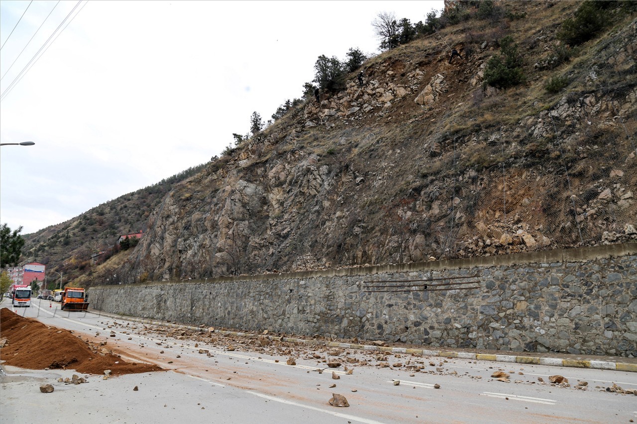 Transit yolda kaya temizliği başladı 5