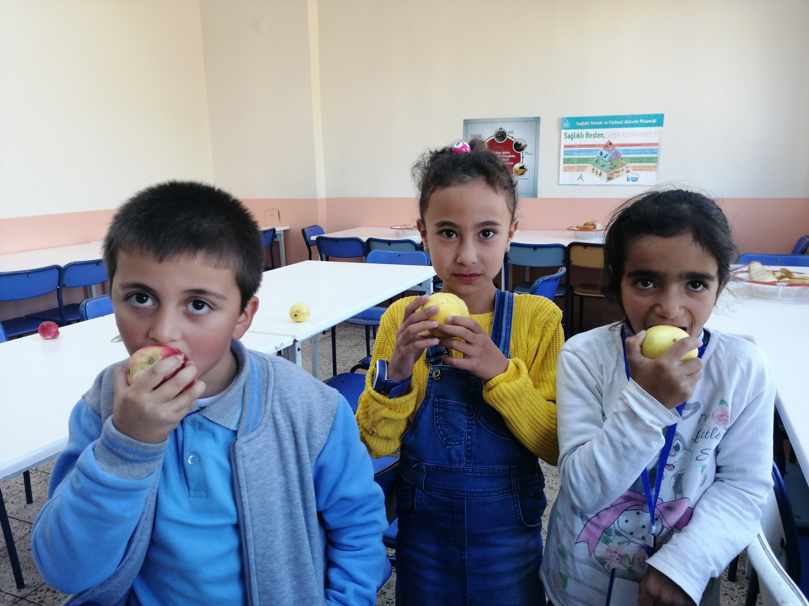 Bu okulda sağlık için günde bir elma yeniliyor 3