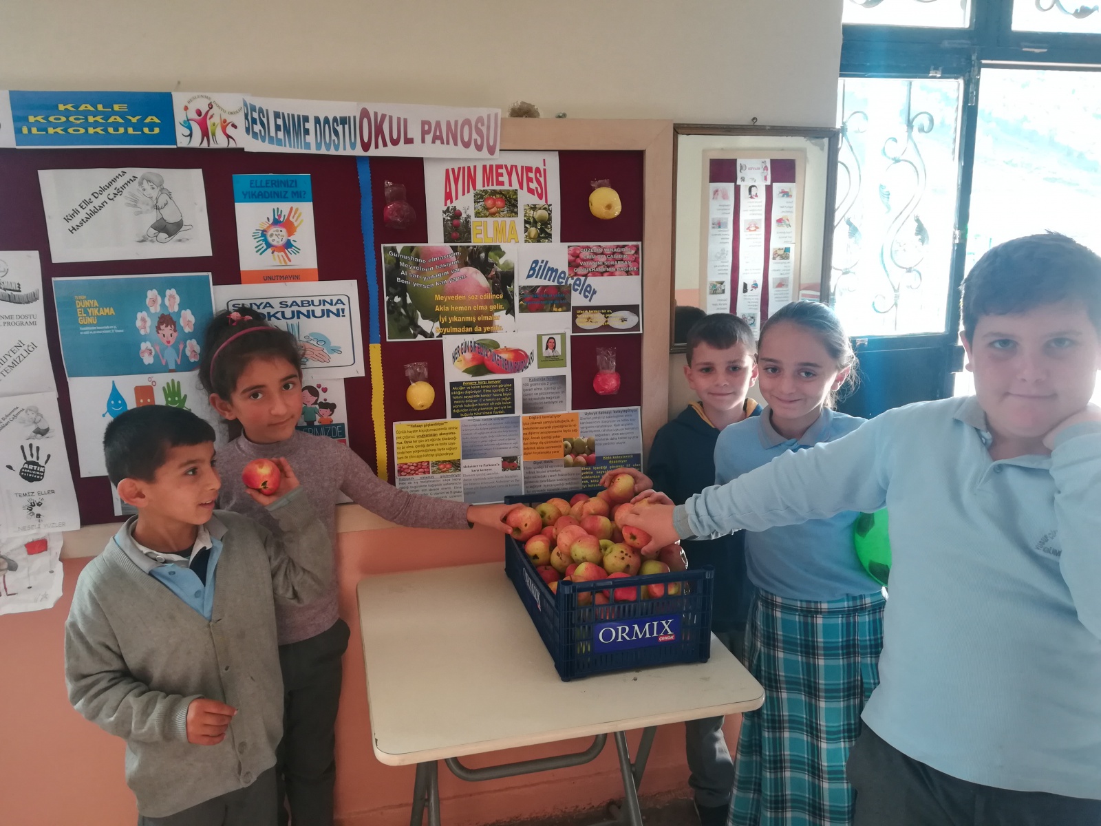 Bu okulda sağlık için günde bir elma yeniliyor 5