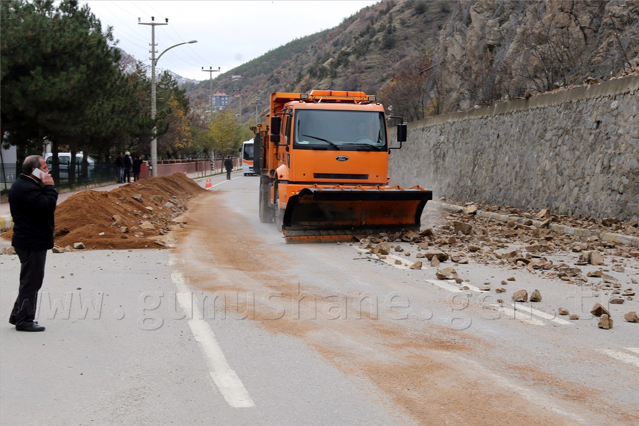 Transit yolda kaya temizliği başladı 6