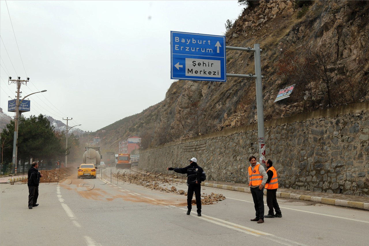 Transit yolda kaya temizliği başladı 8