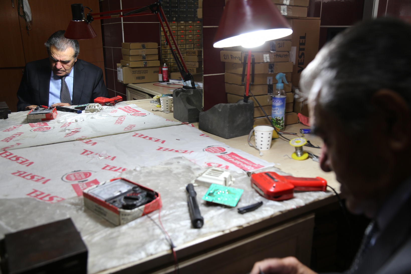 Yarım asırdır takım elbiseyle televizyon tamir ediyor 4