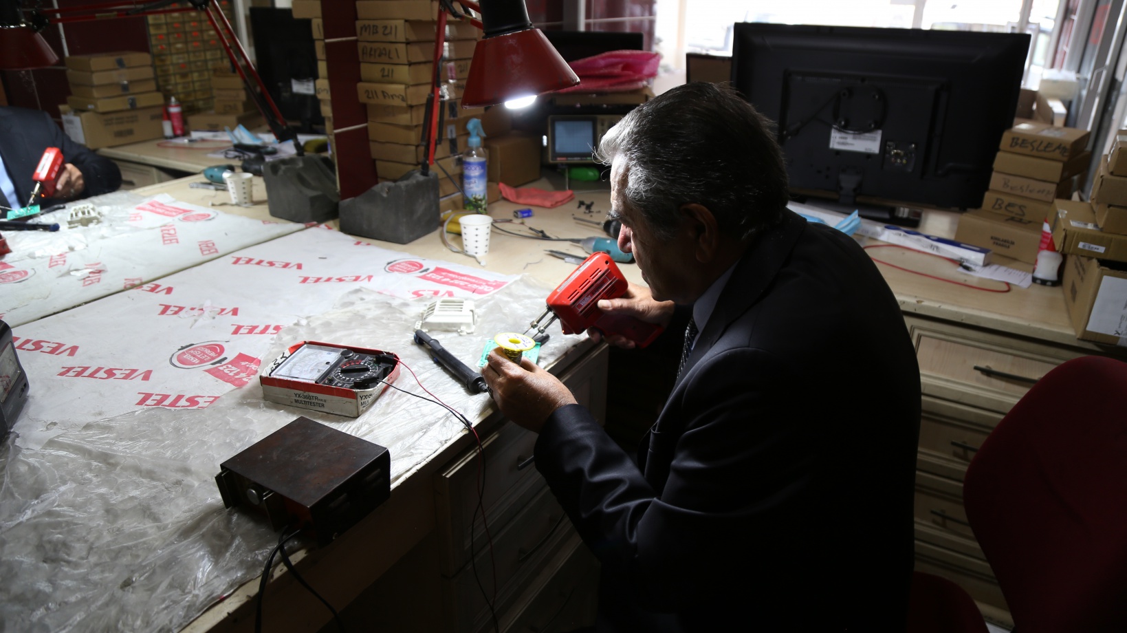 Yarım asırdır takım elbiseyle televizyon tamir ediyor 8