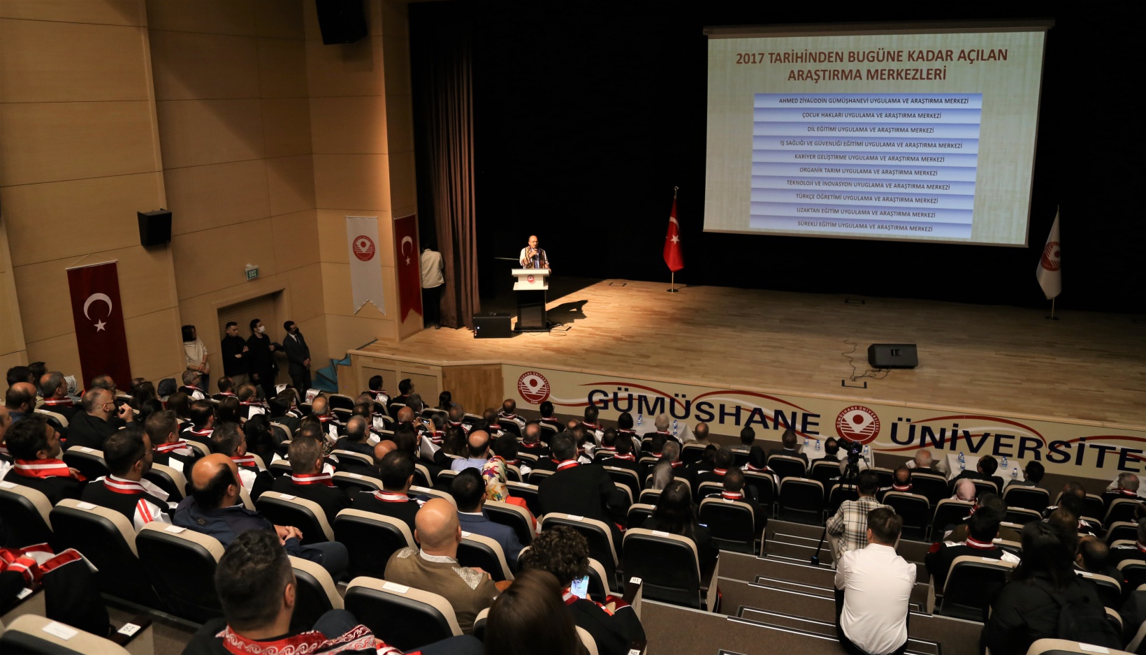 GÜ’de Akademik Cübbe Giyme ve Belge Takdim Töreni gerçekleştirildi 8