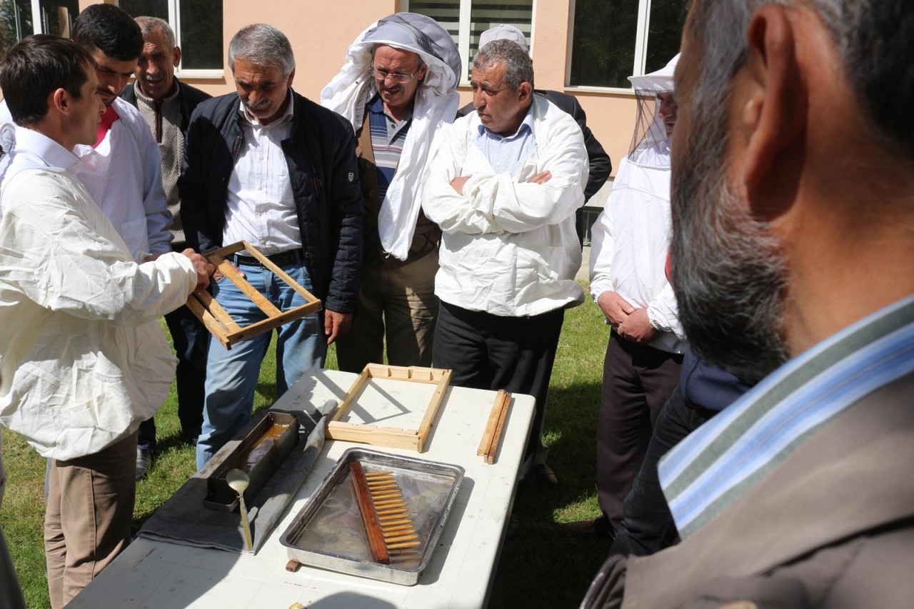 Gümüşhane’de Arı Sütü Üretimi Konulu Uygulamalı Eğitim Yapıldı 7