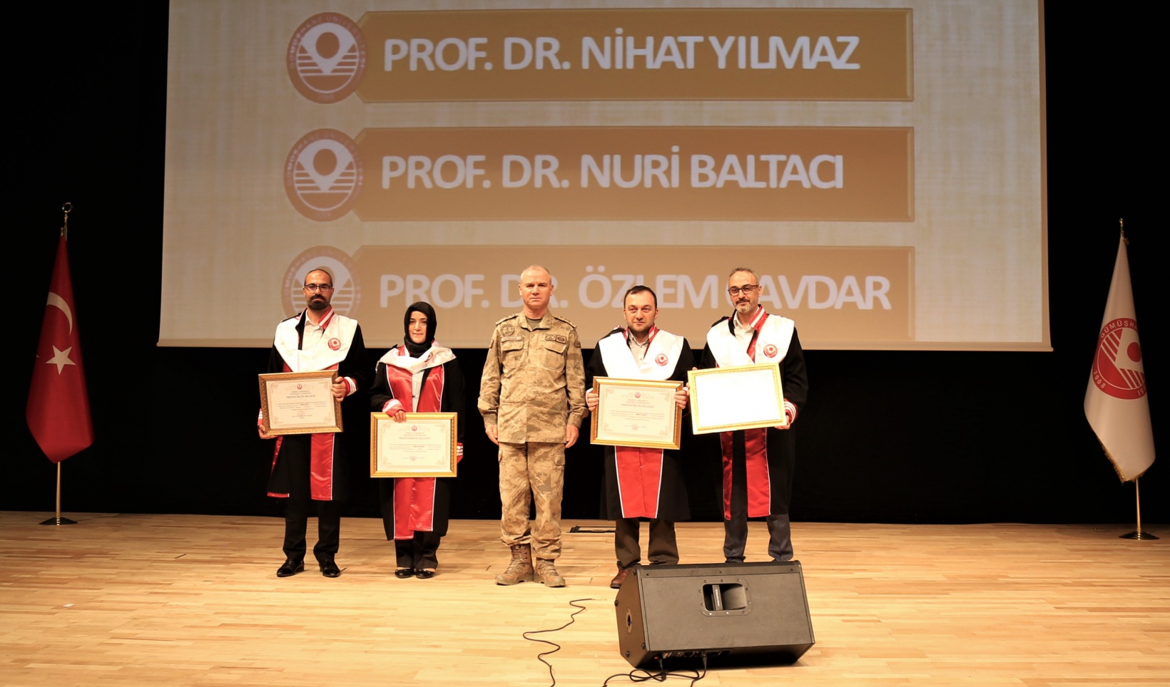 GÜ’de Akademik Cübbe Giyme ve Belge Takdim Töreni gerçekleştirildi 17