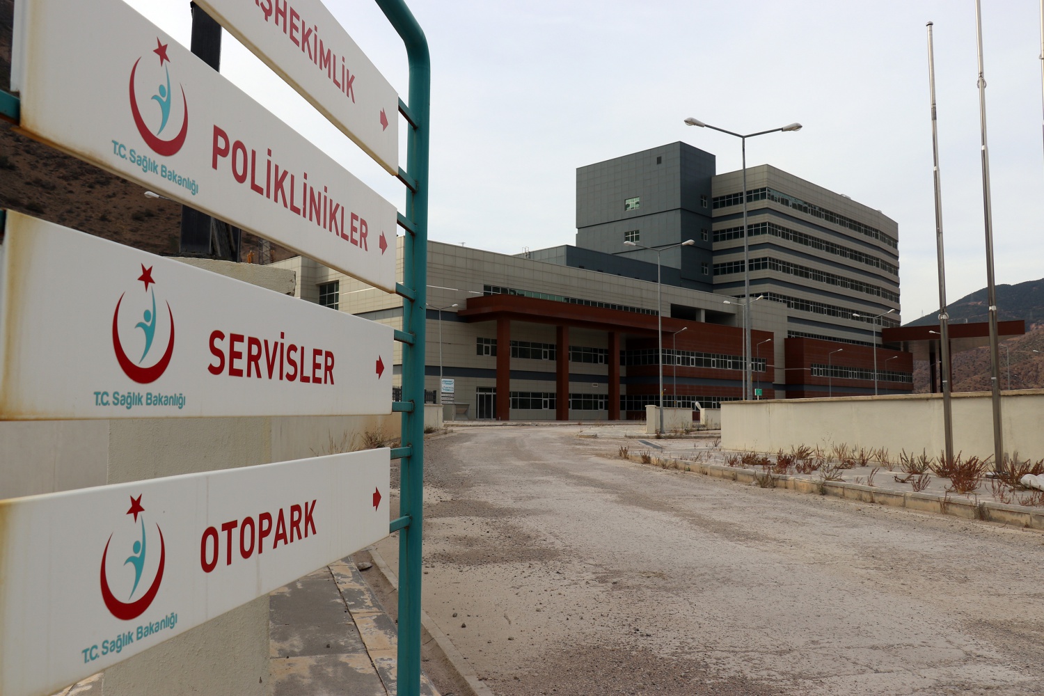 Yeni hastane için yerin 15 kat altına duvar yapılıyor 16