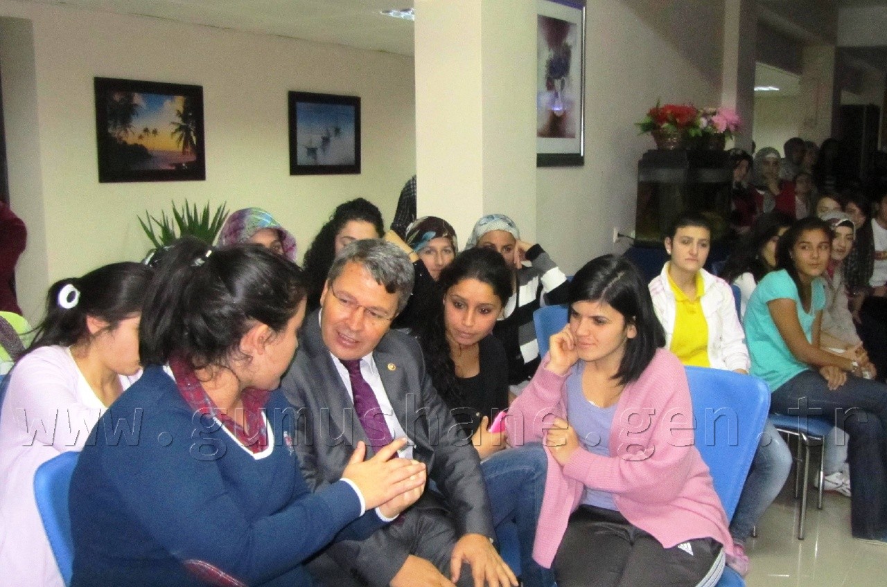 Üstün, Üniversite Öğrencilerini Ziyaret Etti 2