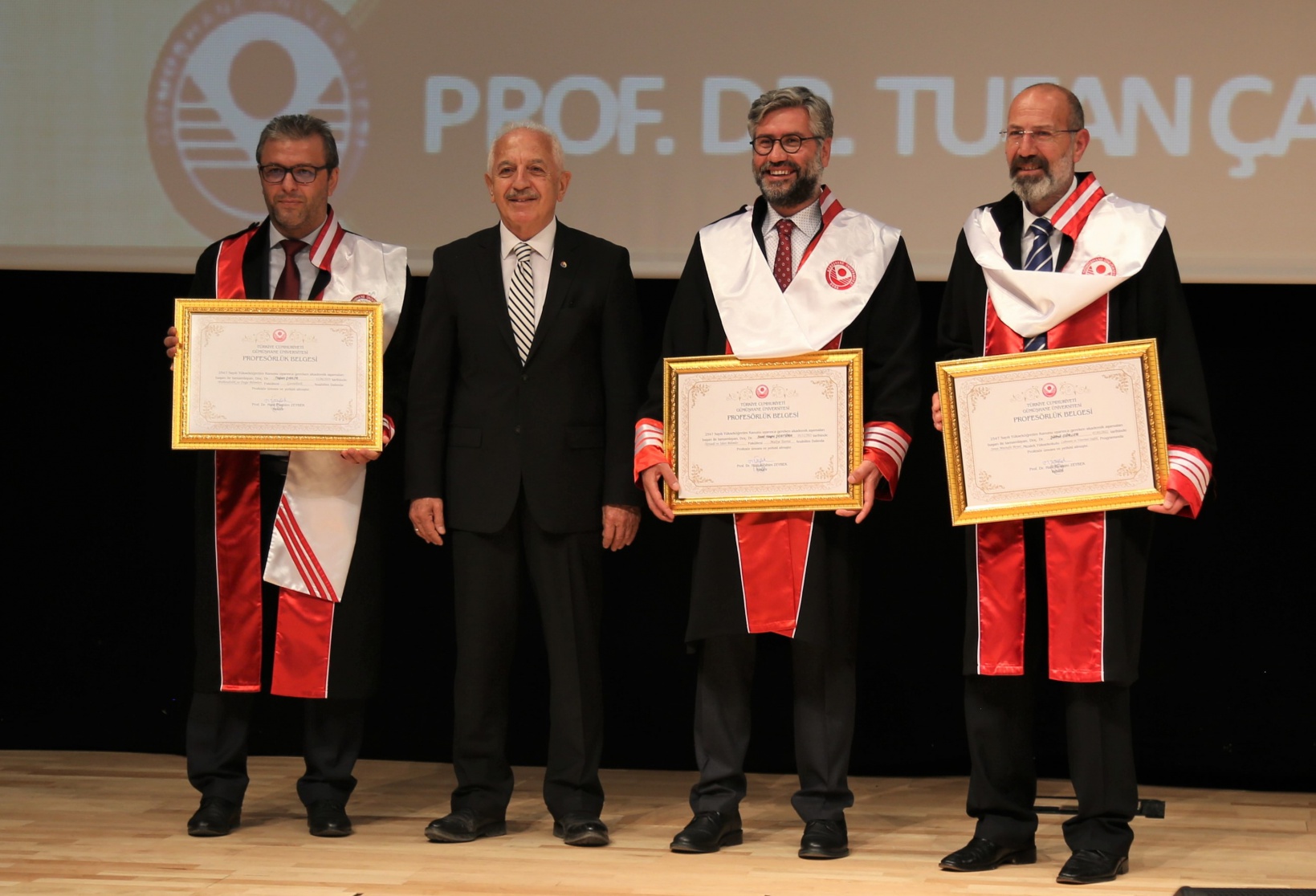 GÜ’de Akademik Cübbe Giyme ve Belge Takdim Töreni gerçekleştirildi 12