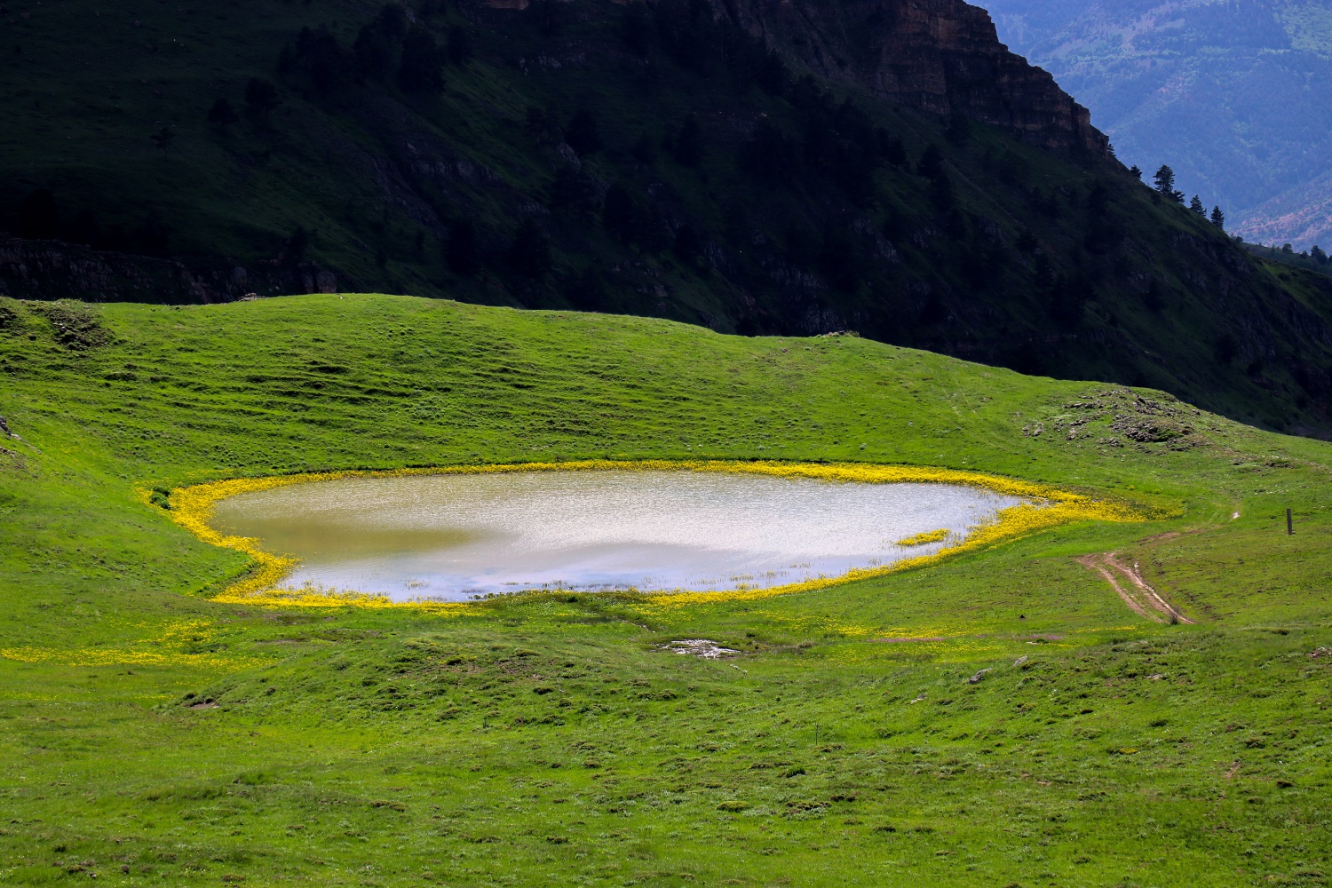 Adını efsaneden alan ‘Dipsiz göl’ büyülüyor   11