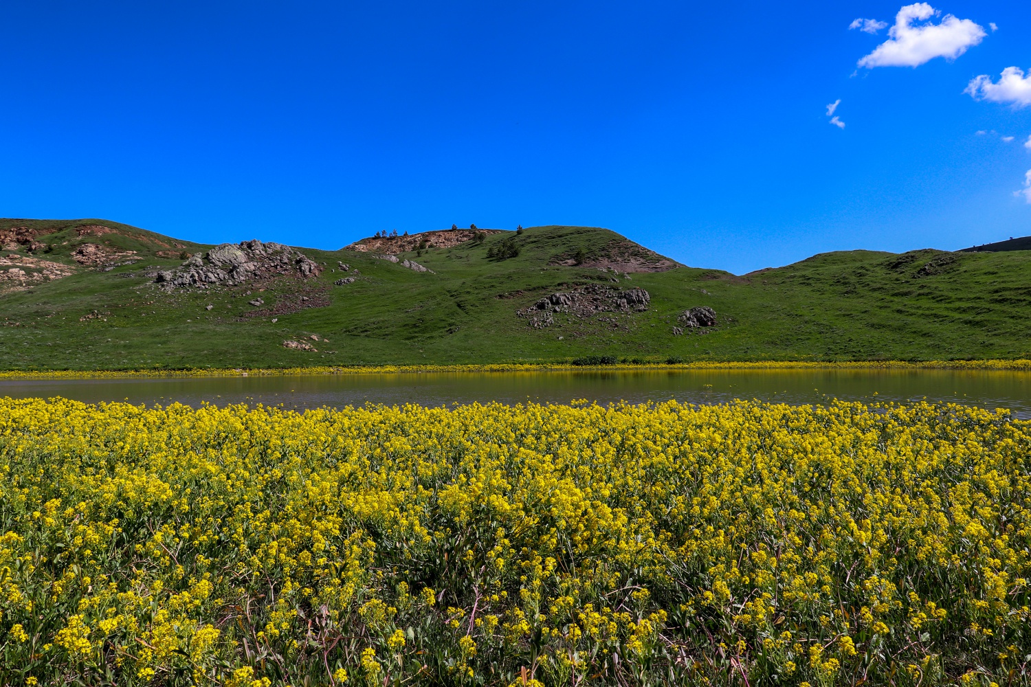 Adını efsaneden alan ‘Dipsiz göl’ büyülüyor   13