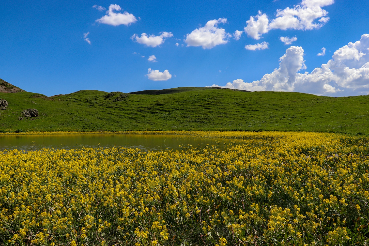 Adını efsaneden alan ‘Dipsiz göl’ büyülüyor   15