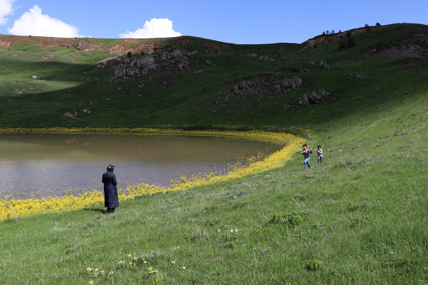 Adını efsaneden alan ‘Dipsiz göl’ büyülüyor   19