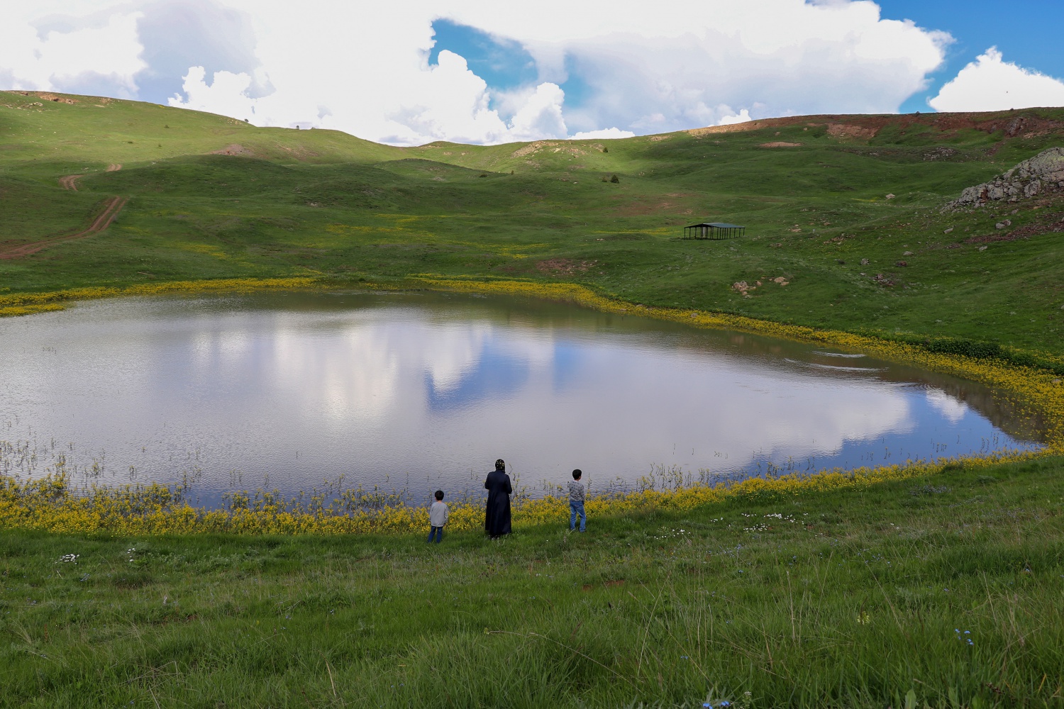 Adını efsaneden alan ‘Dipsiz göl’ büyülüyor   17
