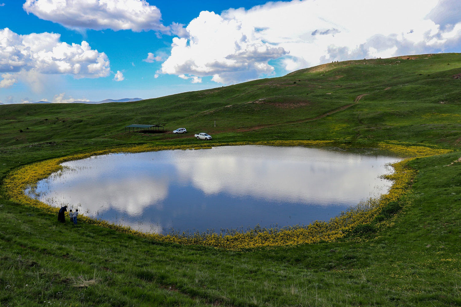 Adını efsaneden alan ‘Dipsiz göl’ büyülüyor   18