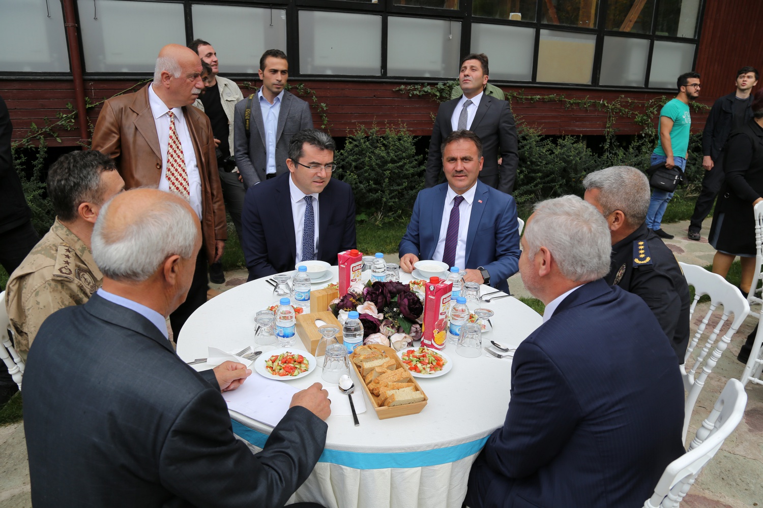 Gümüşhane’de muhtarlar yemekte buluştu 1