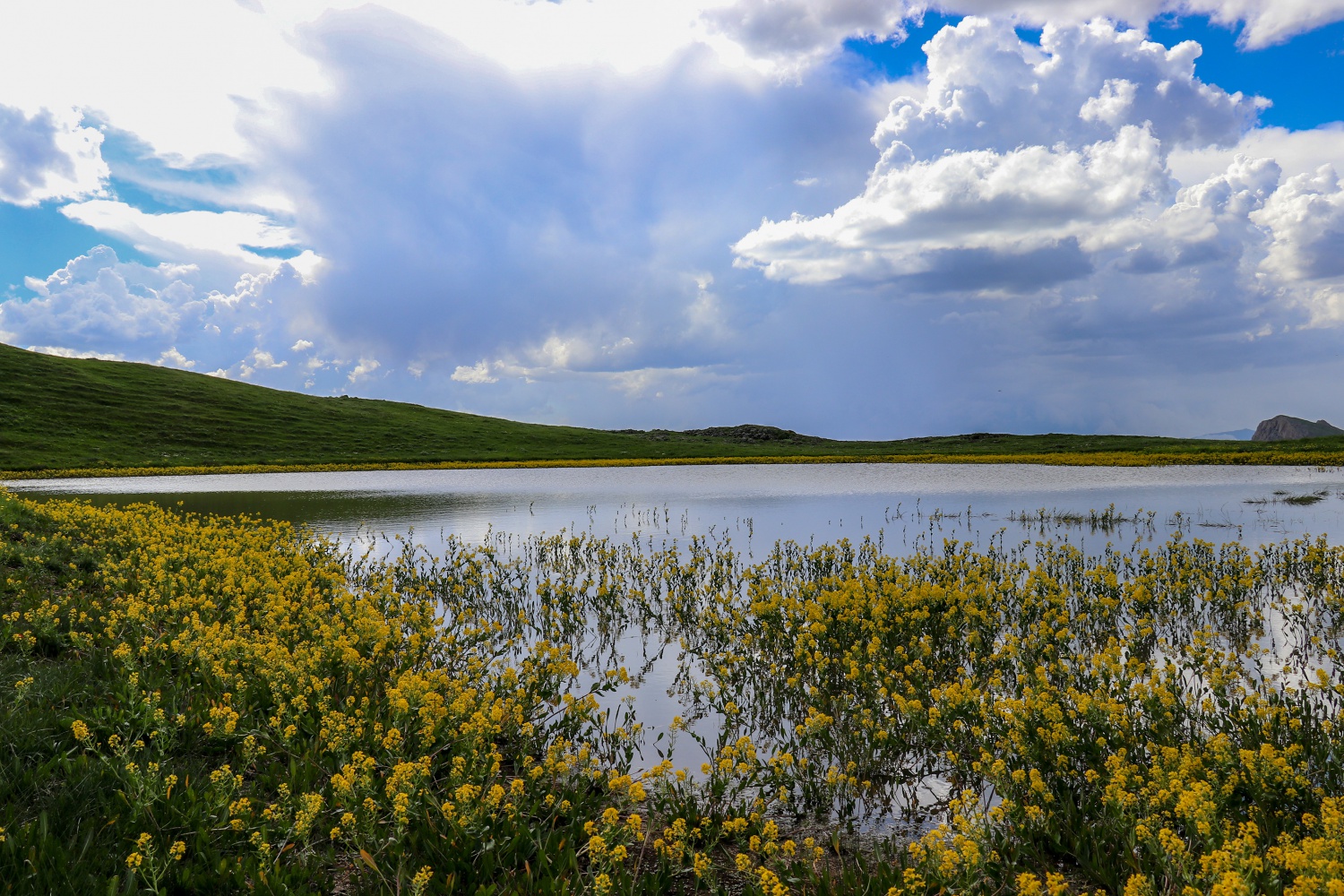 Adını efsaneden alan ‘Dipsiz göl’ büyülüyor   23