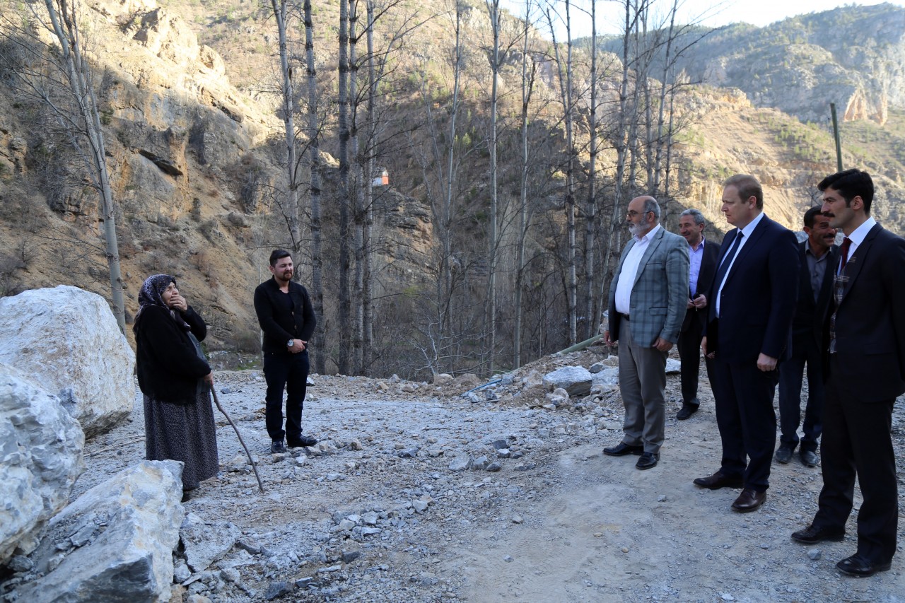 İkisu-Yağlıdere-Olucak grup yolunda heyelan 14