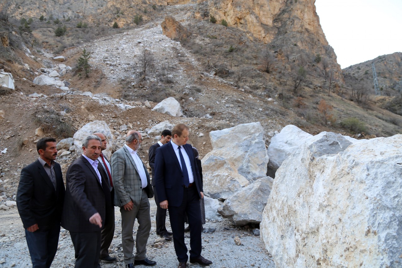 İkisu-Yağlıdere-Olucak grup yolunda heyelan 15