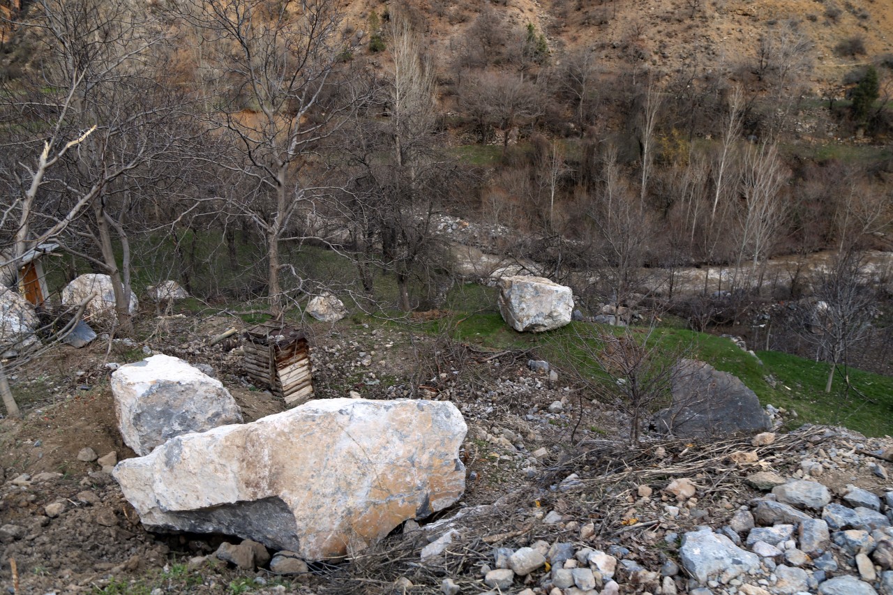 İkisu-Yağlıdere-Olucak grup yolunda heyelan 16