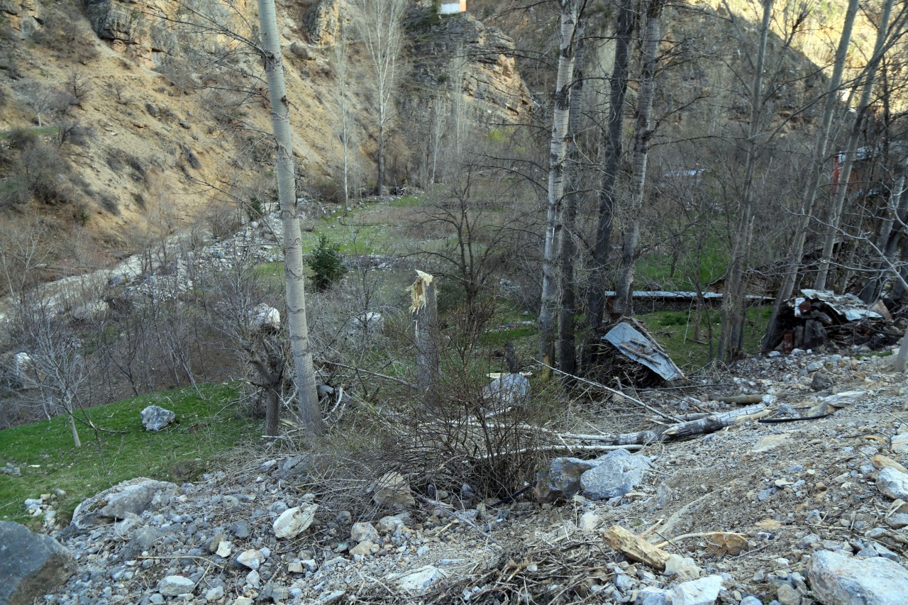 İkisu-Yağlıdere-Olucak grup yolunda heyelan 17
