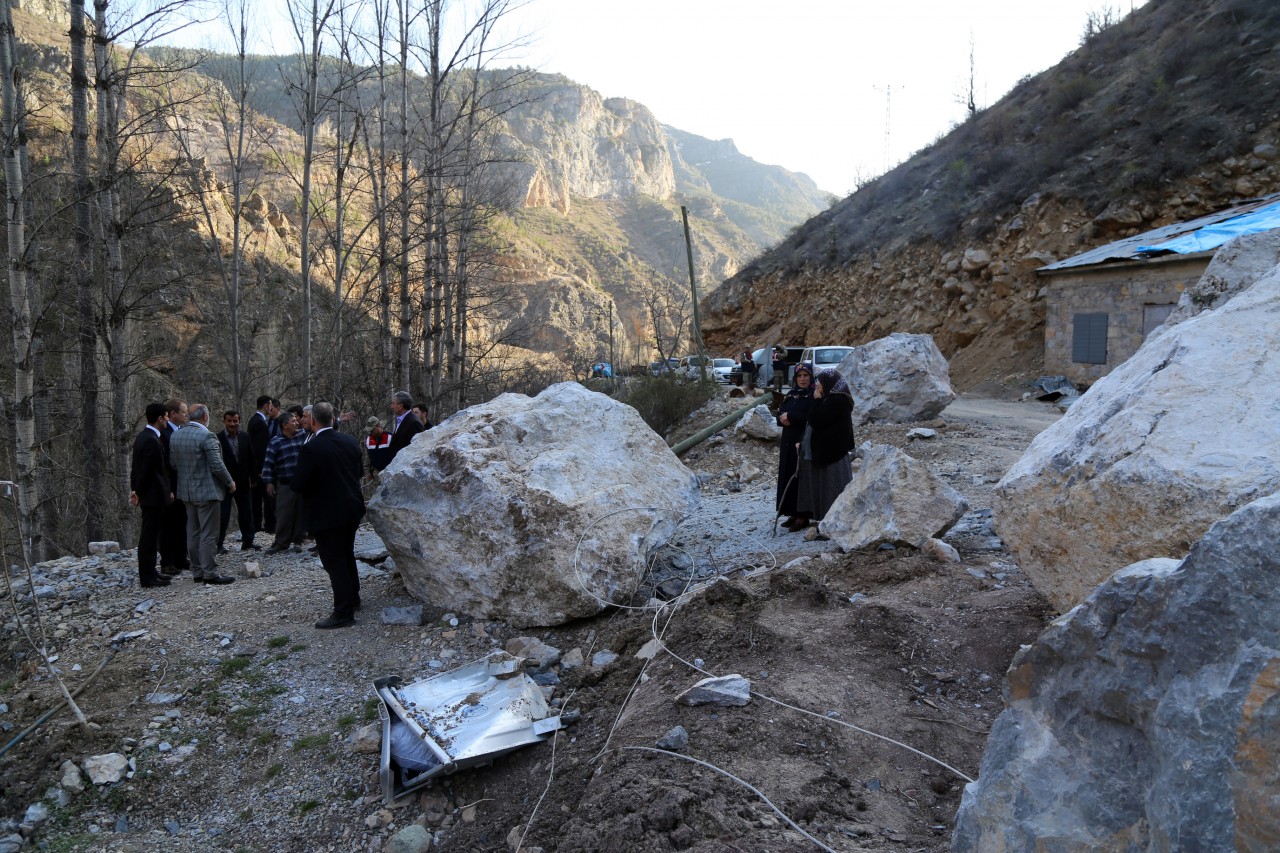 İkisu-Yağlıdere-Olucak grup yolunda heyelan 18