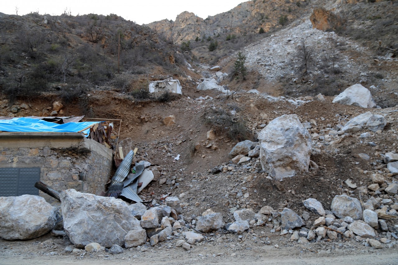 İkisu-Yağlıdere-Olucak grup yolunda heyelan 19