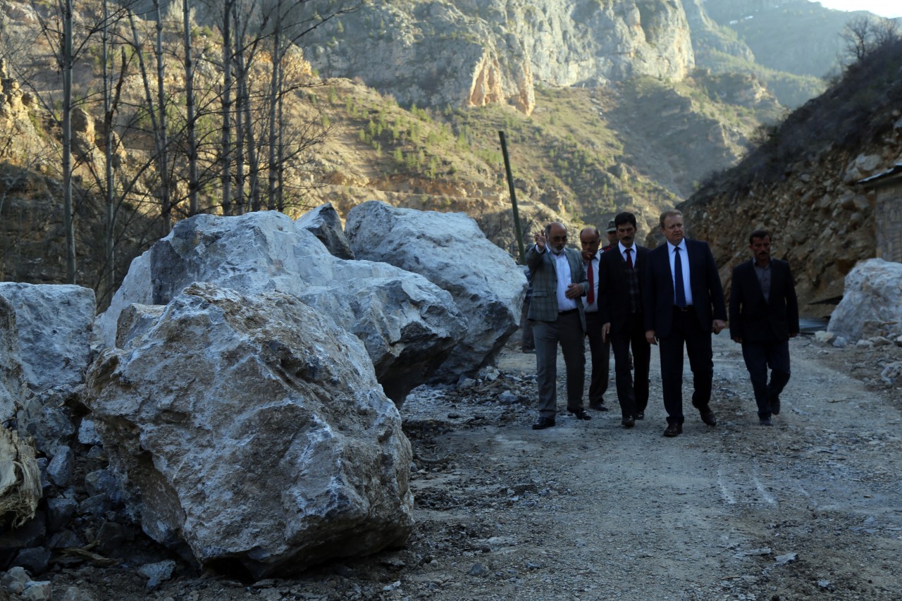 İkisu-Yağlıdere-Olucak grup yolunda heyelan 20