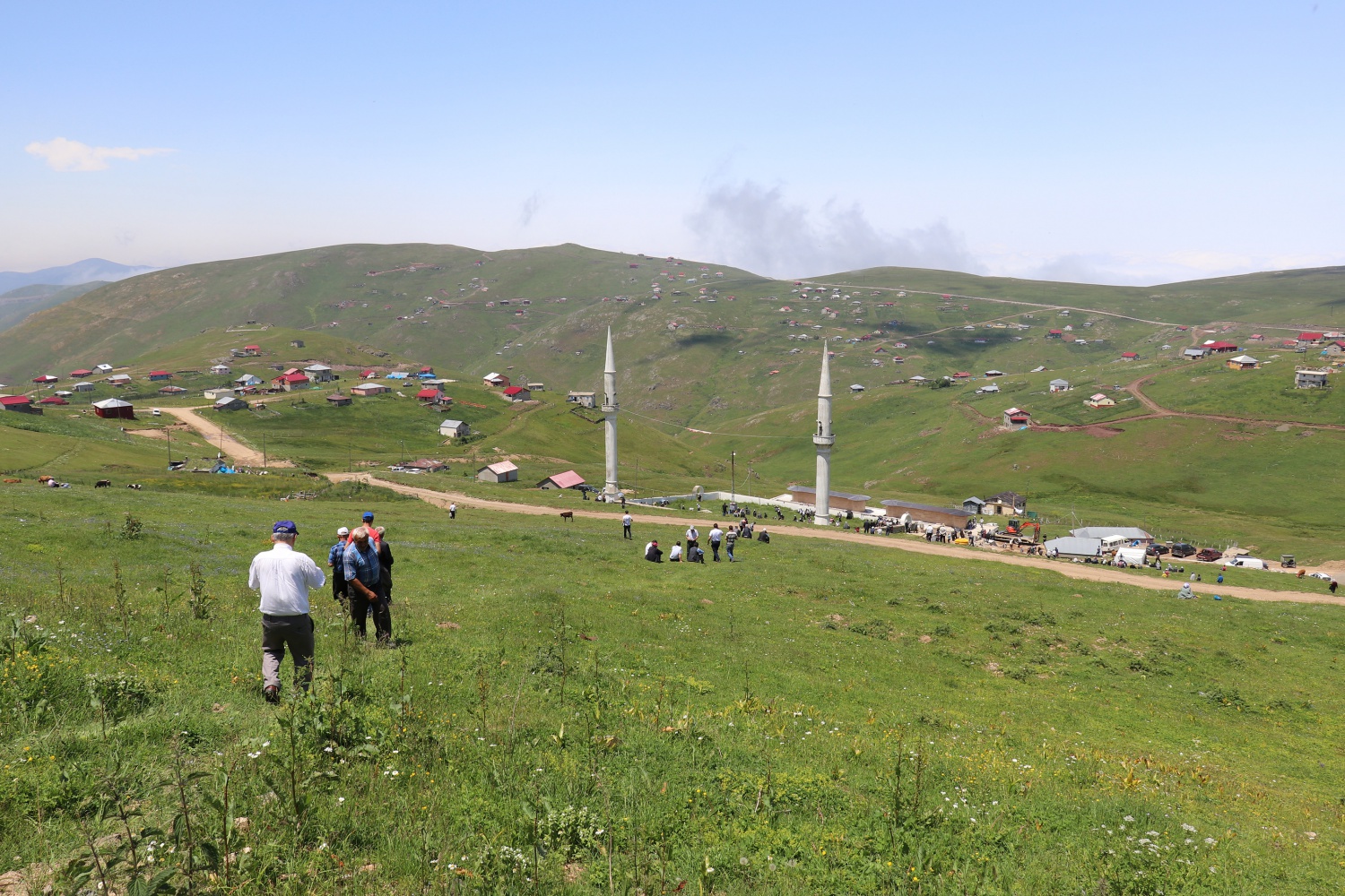 Kadırga yaylasındaki çatısız cami yaz aylarında her Cuma dolup taşıyor 11