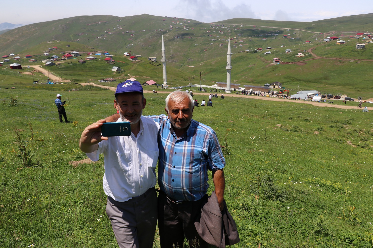 Kadırga yaylasındaki çatısız cami yaz aylarında her Cuma dolup taşıyor 12