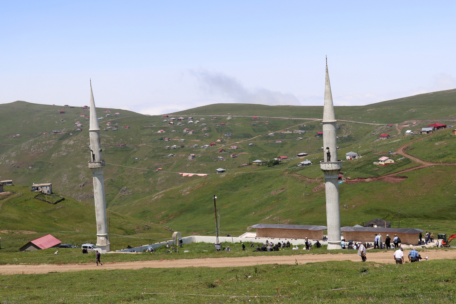 Kadırga yaylasındaki çatısız cami yaz aylarında her Cuma dolup taşıyor 14