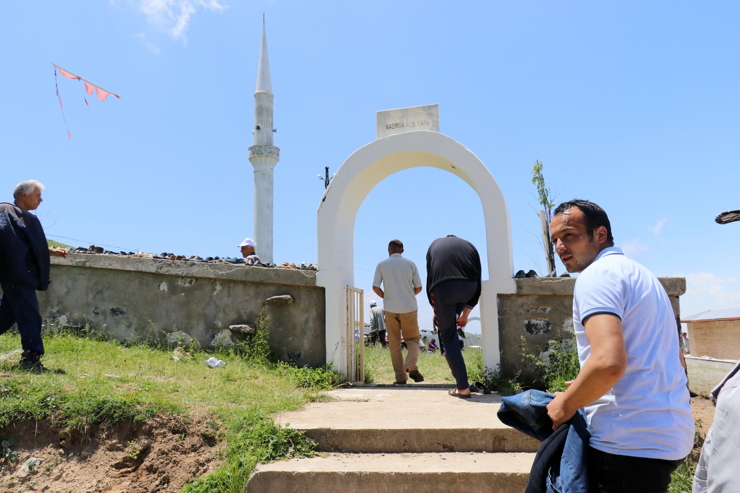 Kadırga yaylasındaki çatısız cami yaz aylarında her Cuma dolup taşıyor 15