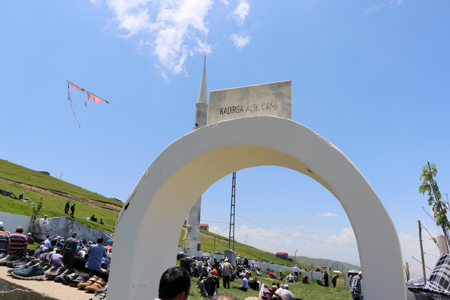Kadırga yaylasındaki çatısız cami yaz aylarında her Cuma dolup taşıyor 16