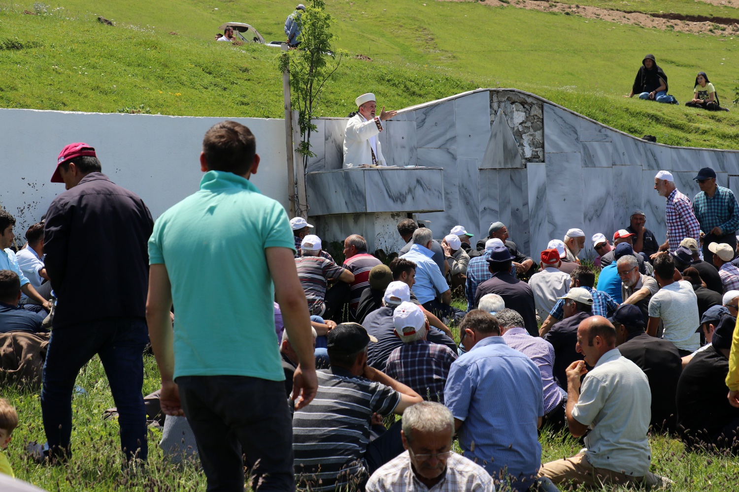 Kadırga yaylasındaki çatısız cami yaz aylarında her Cuma dolup taşıyor 18
