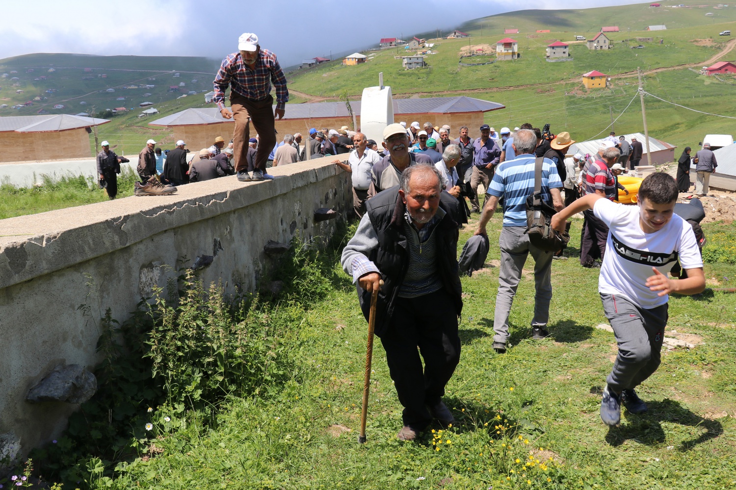 Kadırga yaylasındaki çatısız cami yaz aylarında her Cuma dolup taşıyor 22